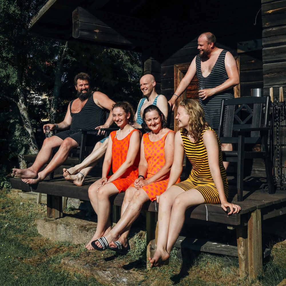 Eri värisiä saunatrikoita savusaunan kuistilla