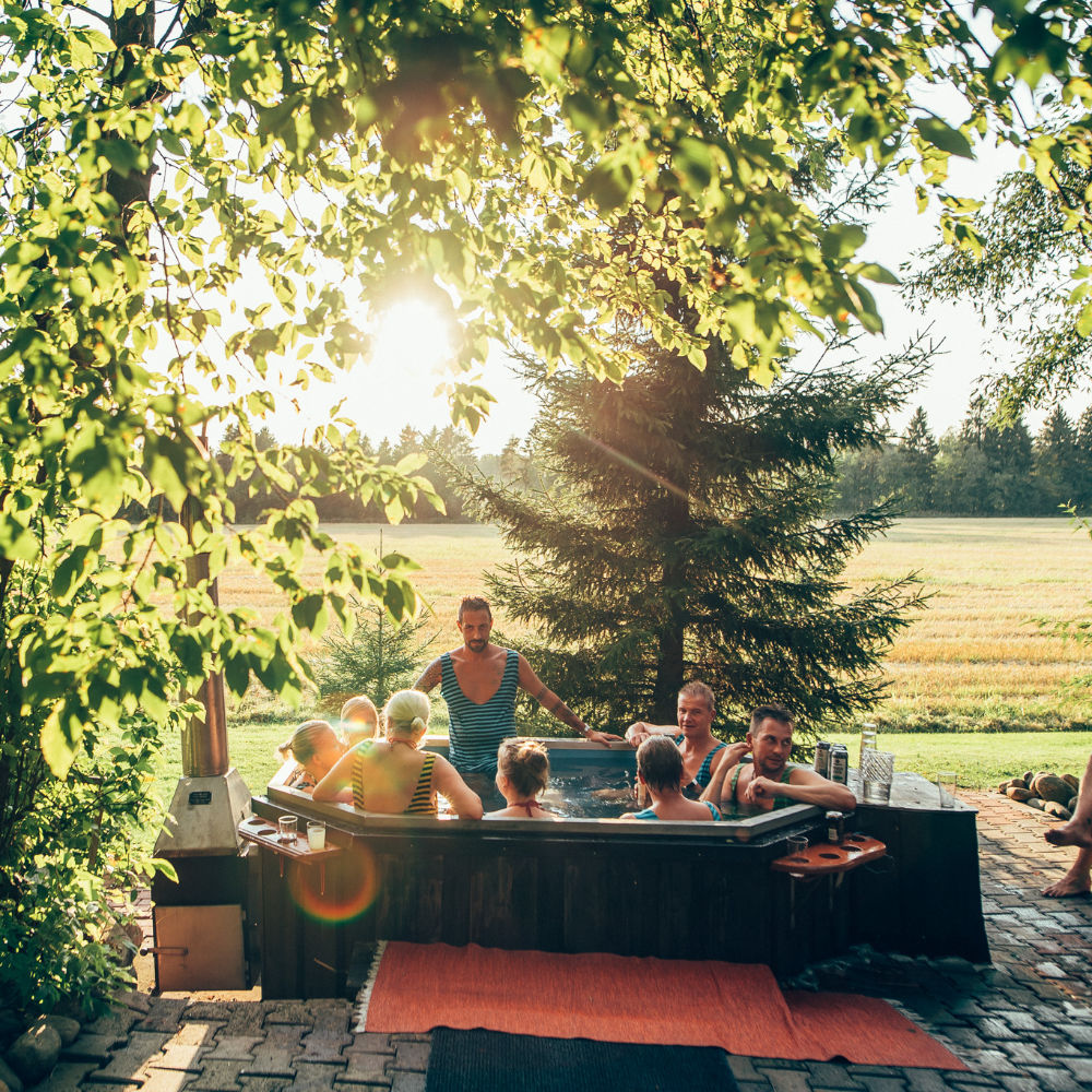 Saunatrikoot paljussa - sauna outfits in a hot tub