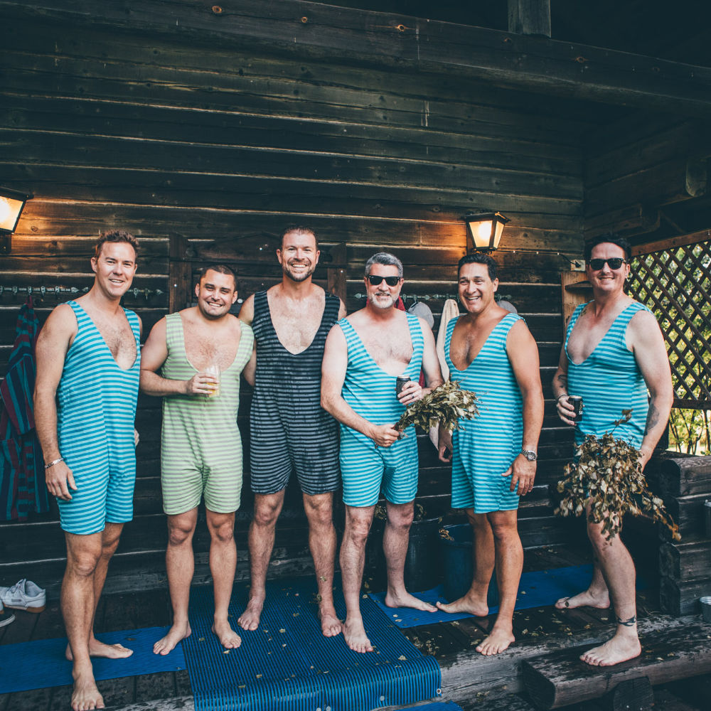 Iloisia saunojia Saunatrikoot yllä, matkalla vihtomaan!