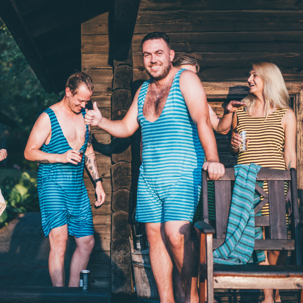 Saunatrikoita voi pitää kaksin päin - etumus on joko avoimempia tai korkeampi