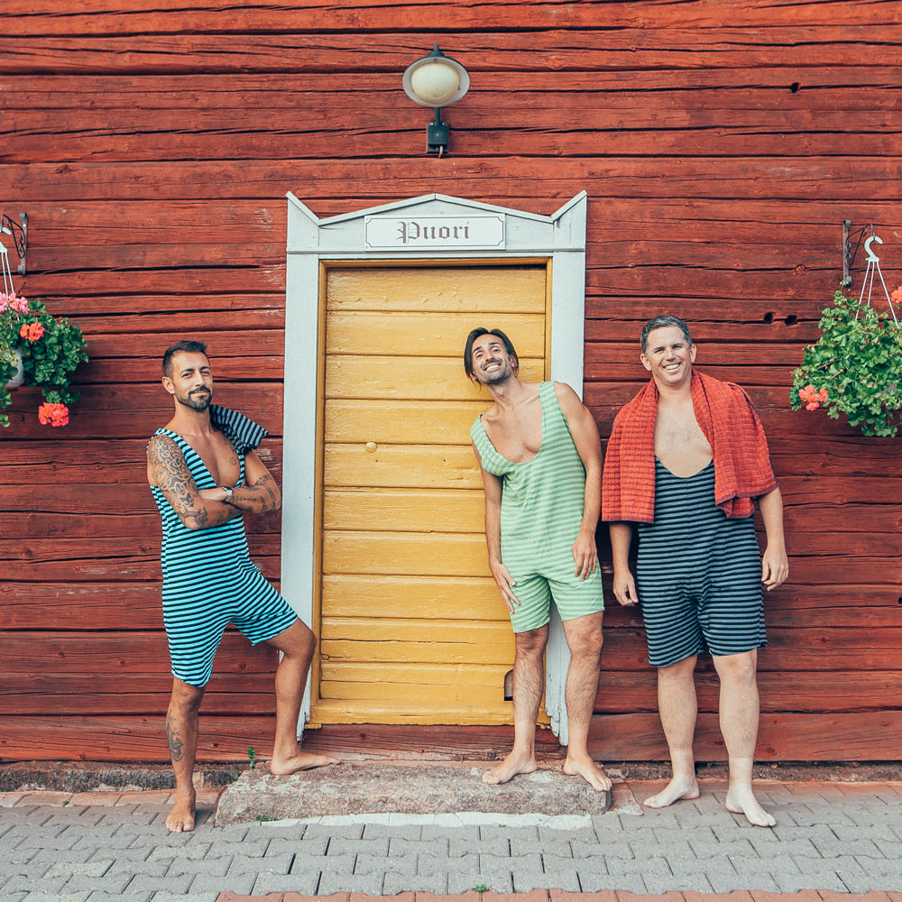 Saunatrikoot päällä on hyvä poseerata ja näyttää komialta!